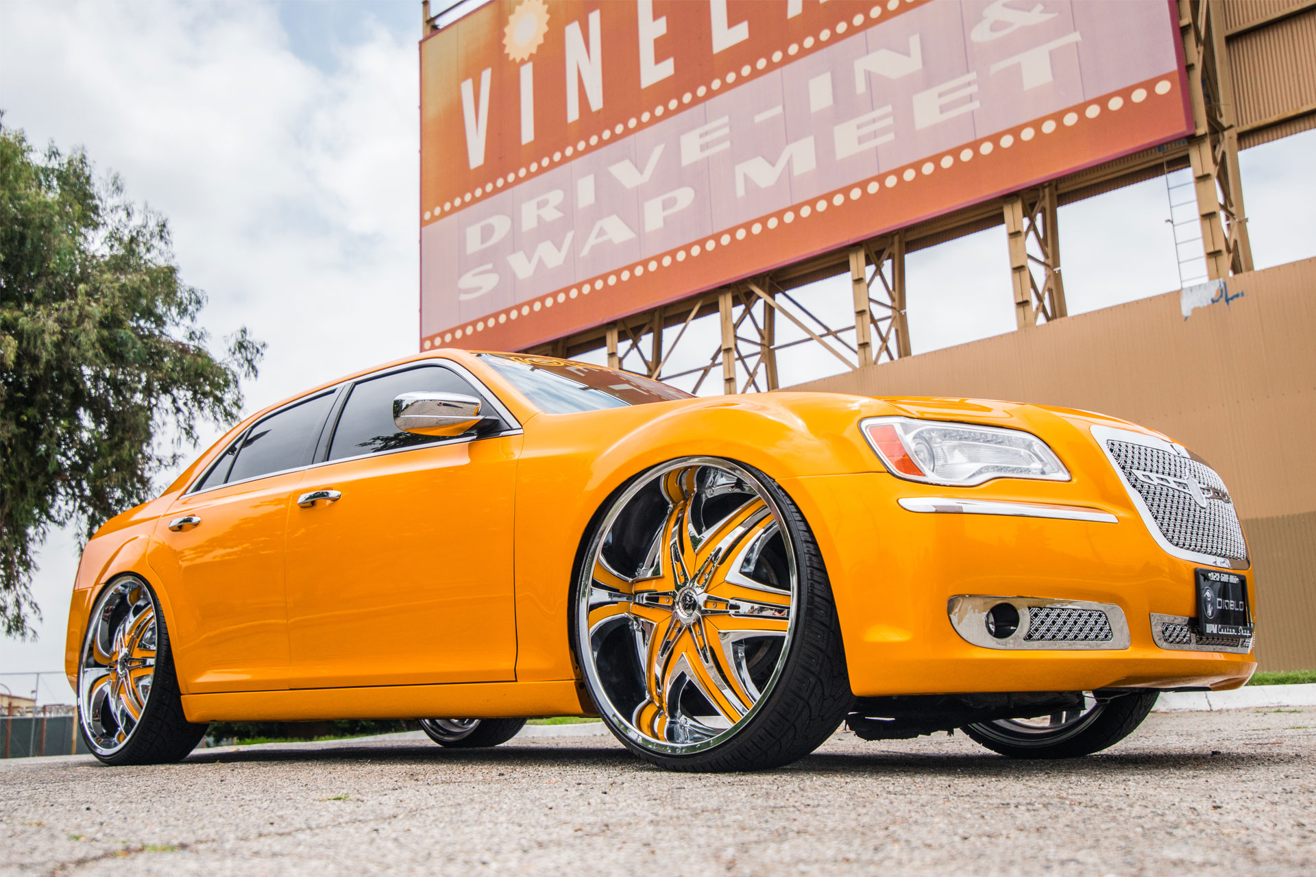 New Chrysler 300 On 26 Inch Rims